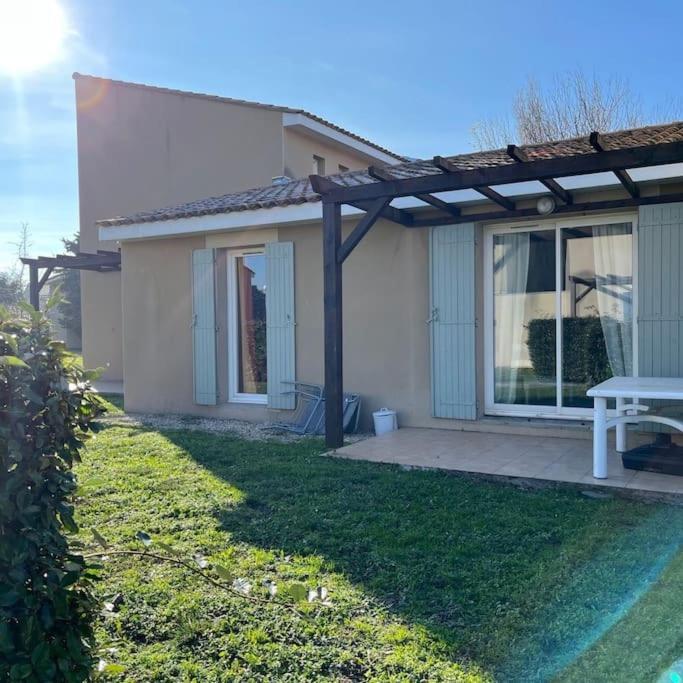 Maison Plain Pied Avec Climatisation Dans Une Residence Privee Avec Piscine Saint-Saturnin-les-Avignon Exterior photo